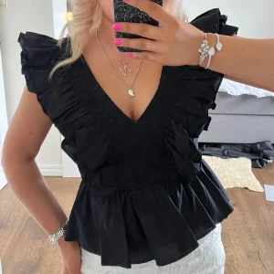 svart volangblus  - snygg svart volangblus från h&m med djup v-ringning! eftertraktad o säljs inte längre❤️