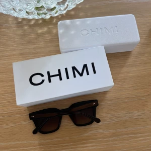 Chimis (typ helt nya) - Säljer mina chimmis som jag knabbt har använt så är imprinsip nya de är fett grisch och laidback och bra om de är soligt ute eller om du ska ut en fin sommardag eller om du behöver något för att fylla ur din outfit då är dessa perfekta.De kosta runt 1400kr i nypris.men jag säljer de nu för runt 1000kr men vi kan diskuteras. Skriv till mig mid minsta lilla fråga.👍🏻(står att de är i mycket bra skick men de är intrinsic nya har använt fåtal gånger och allt i kartong ingår)