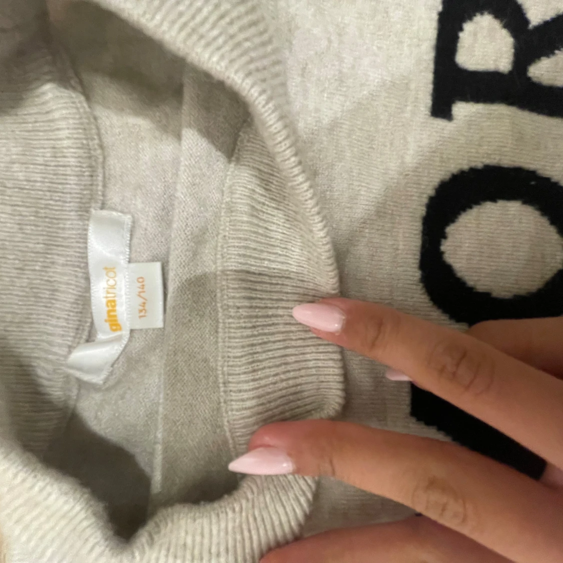 Beige stickad tröja med AMORE-print - 1