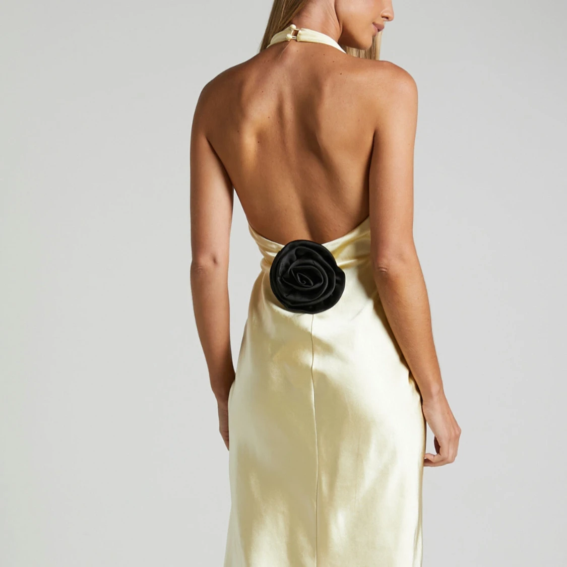 Ljusgul långklänning med halterneck och öppen rygg - 1