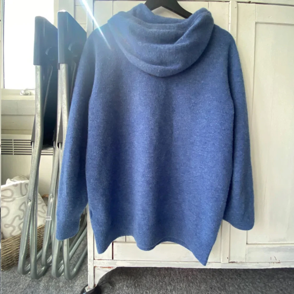 Blå stickad hoodie med huva - 2