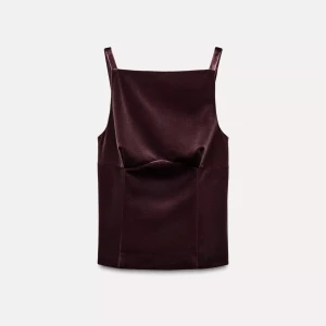 Vinröd sammet topp med snörning - Supersnygg vinröd linnetopp i sammet med raka axelband och öppen rygg med dekorativa snörningar och rosetter. Toppen har en tight passform och mjuk passform! Köpt hösten 2024🌸 använd endast 1 gång