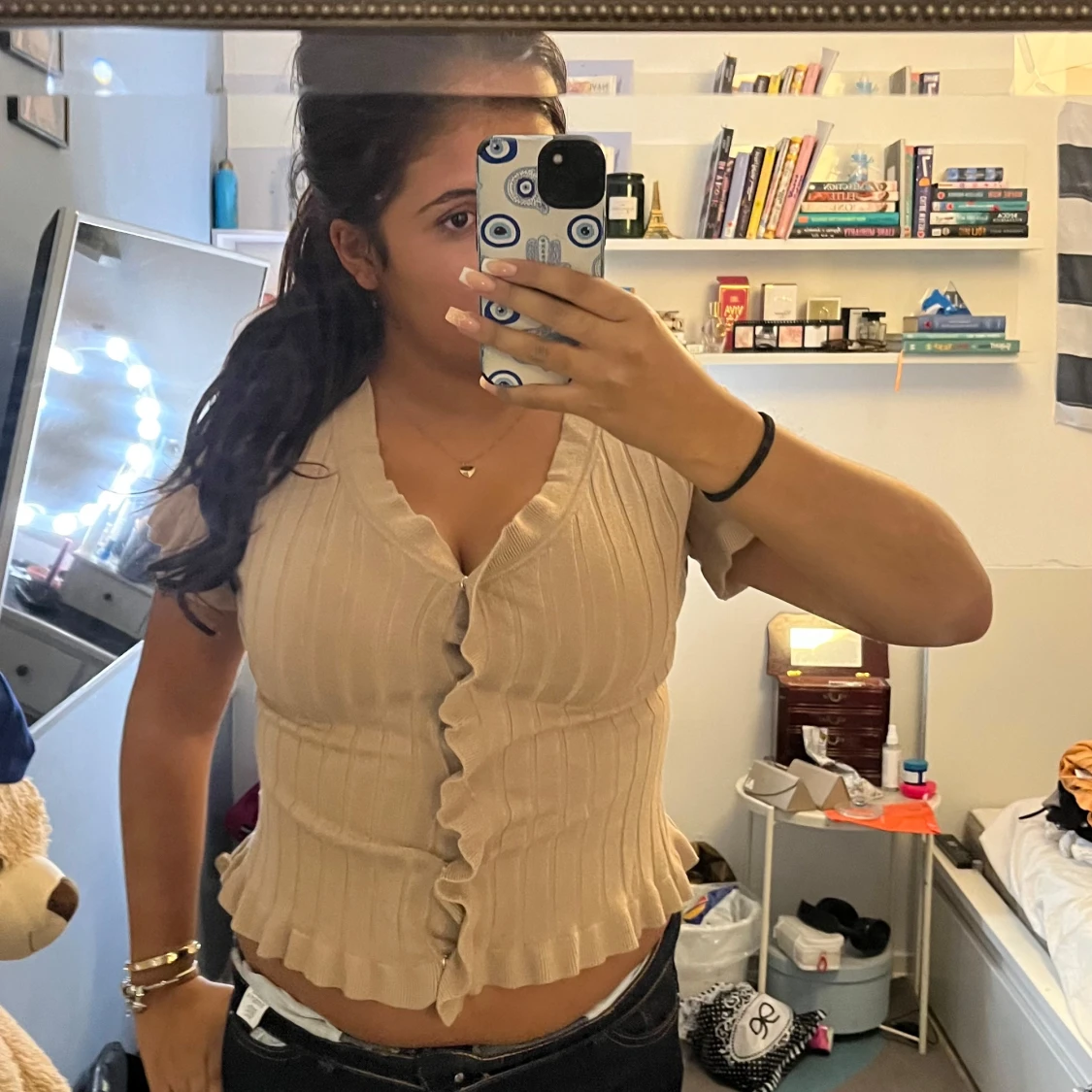 Beige ribbad topp med volangkant