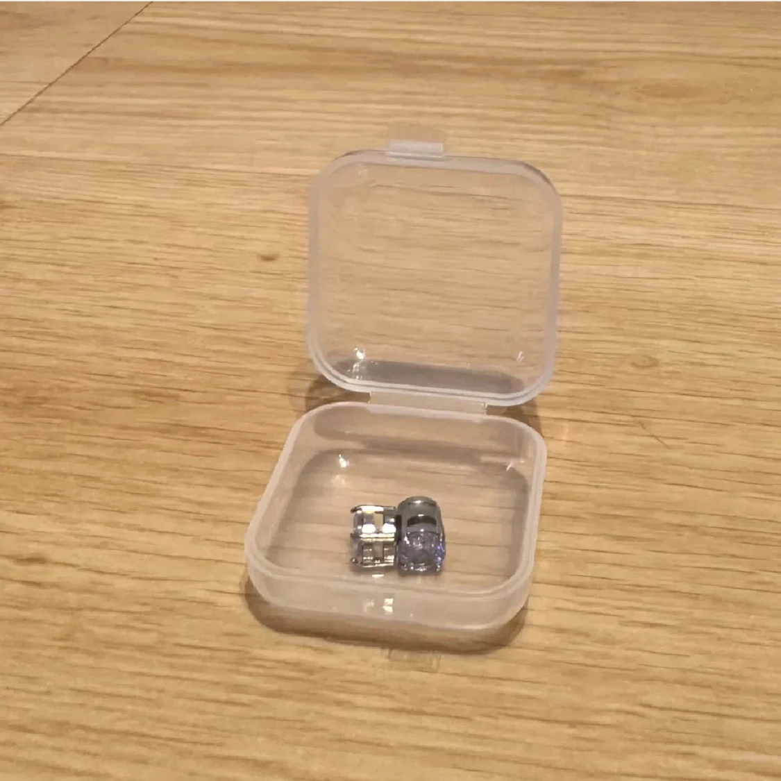 Silverfärgade örhängen med sten - 1