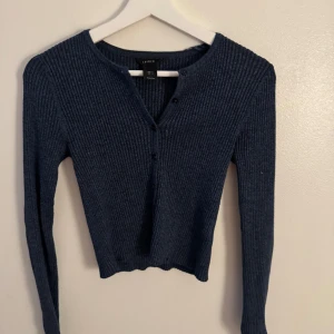 Supermjuk blå kofta - Denna tröja kan man ha både som kofta samt tröja, den är figursydd och superskön🤩💗