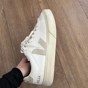 Veja skor!!! - Jätte snygga veja skor i bra skick, finns lite tecken på användning som smuts men de är lätt att ta bort! Änvänt ca 10 gånger💕 säljer då jag har andra skor jag använder mer! Pris går att diskutera 💖