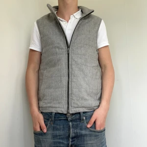 Oscar Jacobsson väst - | Oscar Jacobsson väst | Skick: 9/10 | Storlek: S | Nypris ca: 3000 | Mitt pris: 1549  | Modellen: 175 cm, 60 kg | 