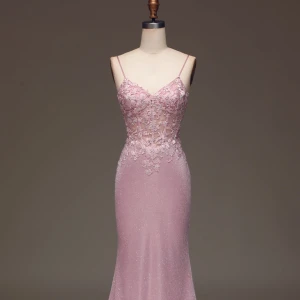 Rosa långklänning med spetsdetaljer - Endast använd en gång. klänningen passar mig perfekt som XS och S. Den e lite förkortat, (Är 161 cm lång), men knappast syns. Köpt från Zapaka, och nypris: 1400 + 300kr frakt