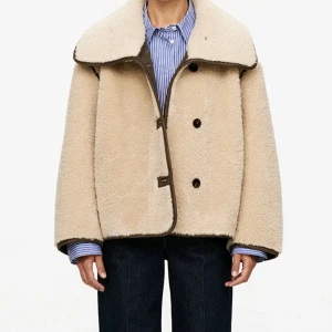 Beige teddyjacka Arket - Säljer en mysig beige teddyjacka med stora knappar och bred krage. Jackan har en loose passform, storlek xs men oversized så passar mig som är s-m. Den har långa ärmar och en stilren design som passar till det mesta. Den är knappt använd!! 