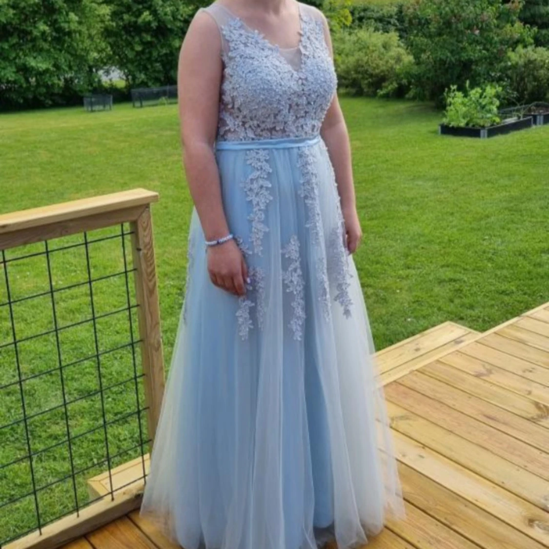 Ljusblå långklänning med spetsdetaljer