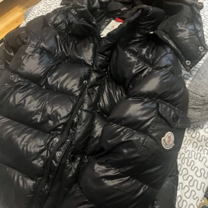 Svart dunjacka från Moncler - Snygg svart dunjacka från Moncler. Det finns scan och QR kod också.