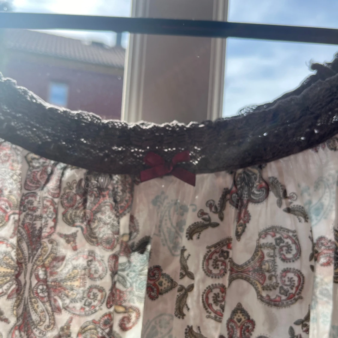 Mönstrad blus med spetsdetalj - 1