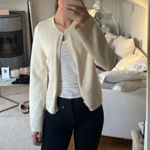 Stickad kofta - Vit stickad kofta från gina i S. 