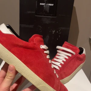 Röda Saint Laurent - Säljer dessa tvär feta Saint Laurent i färgen röd som är perfekta inför sommaren som kommer! Skorna är i storlek 40, kan passa 39 och även 41! Skorna är i mycket bra skick, box medföljs. Nypris cirka 6-7000! Vid minsta lilla fundering hör av dig till mig!🥂