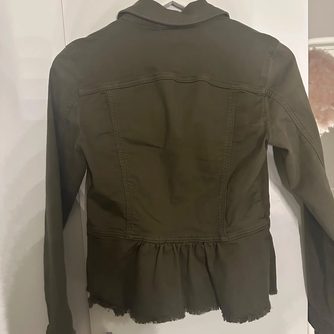 Olivgrön jacka med volangdetalj - 2