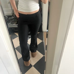 Svarta byxor med bootcut - Snygga svarta byxor med bootcut-stil och låg midja. Har sytt upp dom till en innerbenslängd på 74 men gör att sprätta upp. Använda fåtal gånger och säljer pga det🩷