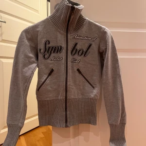 Grå zip-up tröja från terranova - Säljer ett jätte snygg tröja från terranova då den inte kommer till andvändning☺️