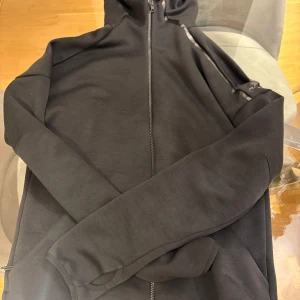 Adidas kofta - Svart adidas kofta. Storlek S