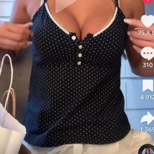 Populärt brandy linne - Ett prickigt svart/mörkblått linne från Brandy Melville som är väldigt eftertraktat!! Jättegulligt och passar till allt! One size men passar allt från XS-M🫶inga defekter alls!