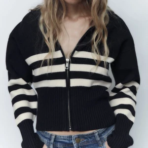 Kofta Zara - Köpt på plick för ca 1 år sedan och är sparsamt använd, inga defekter. Lappen är bortklippt men skulle säga storlek s/xs. Skriv vid frågor🩷🩷