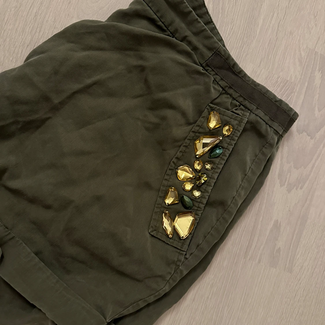 Olivgröna shorts med dekorativa stenar - 3