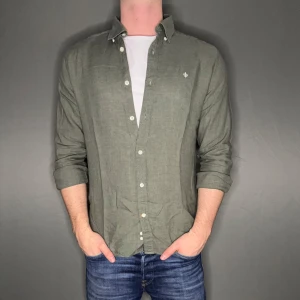 Morris linnen skjorta - Hej säljer nu min fina Morris linnen skjorta i storlek M. Den är i nyskick och kommer vara otroligt snygg nu i vår och framåt sommaren. Nypris cirka 1600kr! Vi kommer att sälja liknande produkter nu i vår och närmare sommar så glöm inte följa profilen!🌊🍾