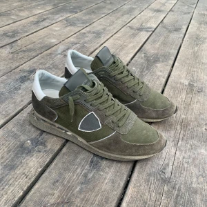 Gröna sneakers från Philippe Model - Snygga gröna sneakers från Philippe Model med en cool camouflagemönstrad sula. Skorna har snörning och en kombination av mocka och syntetmaterial. Perfekta för en stilren look.