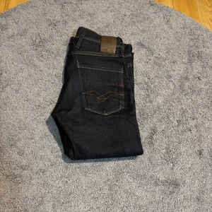 Replay anbass - Feta replay jeans i modellen anbass, Storlek 27/32. Väldigt fint skick bara att höra av er vid fler frågor! 