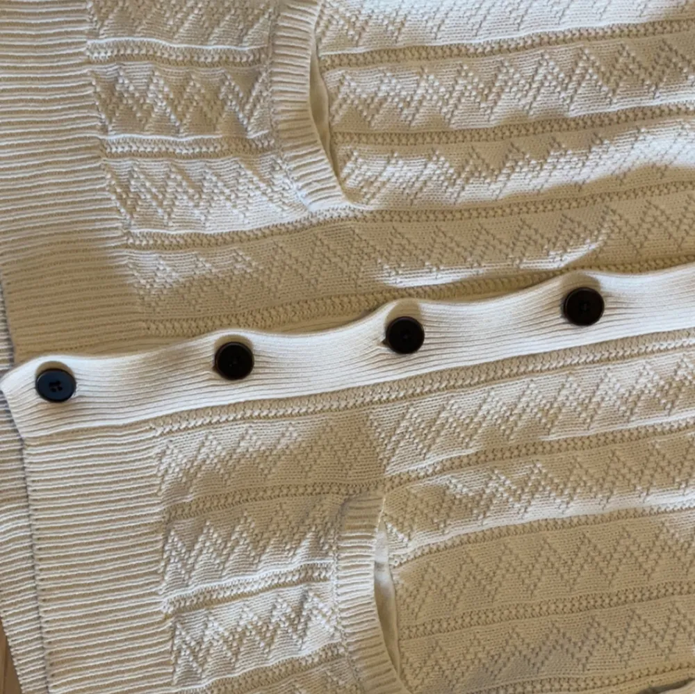 Säljer en stilren vit kofta från H&M med snyggt mönster och sköna fickor där fram. Plagget har inga defekter. Besvarar gärna frågor privat🙌. Neuletakit & Villapaidat.