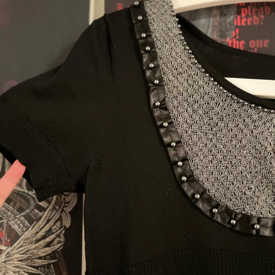 Svart kortärmad topp med dekorativ krage - 3