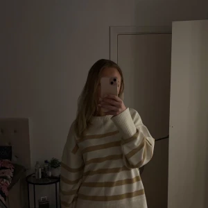 Randig tröja i beige och vit - Säljer en mysig randig tröja i beige och vit. Tröjan har långa ärmar, jätteskön på vintern. Den är både stilren och bekväm, ett måste i garderoben!😍😍
