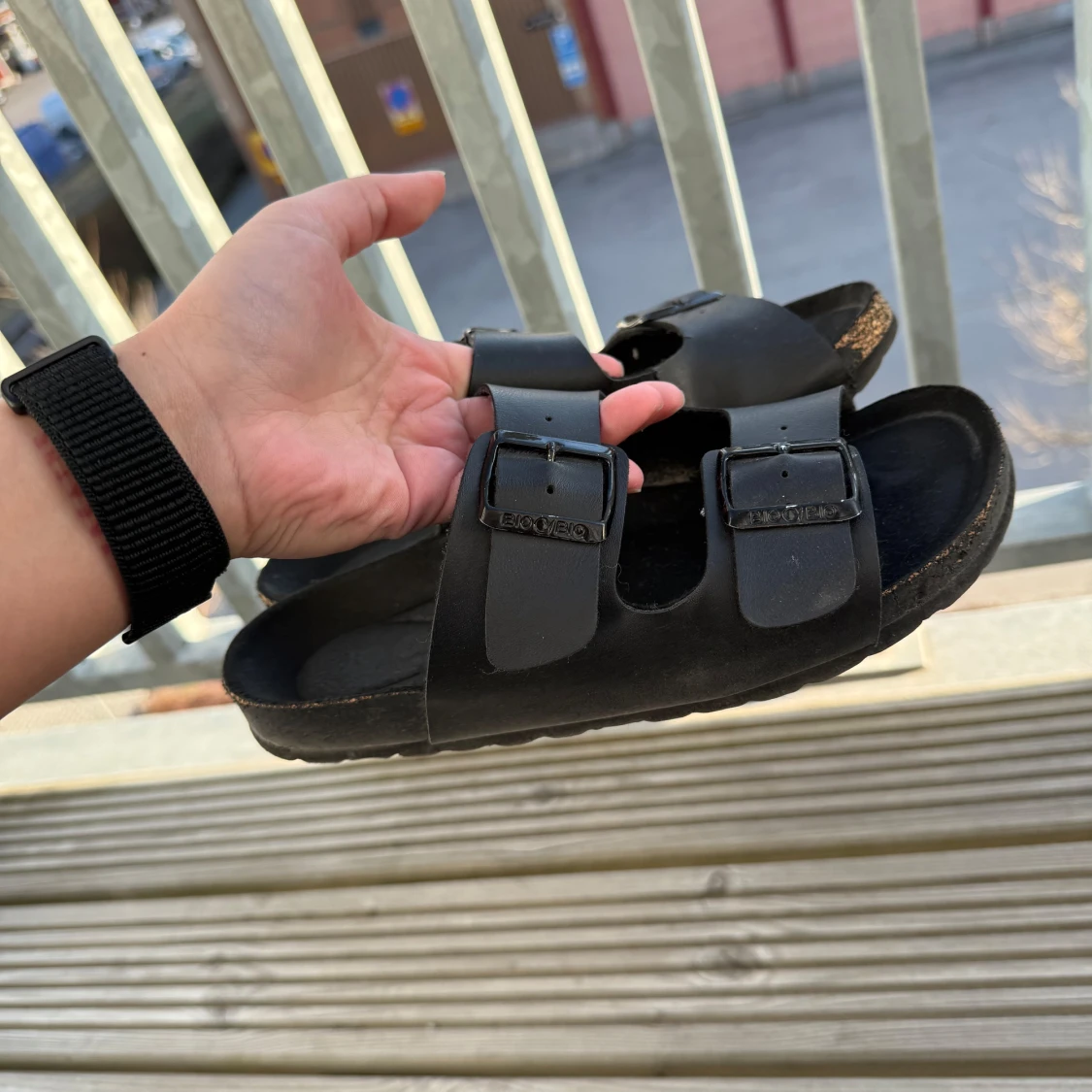 Svarta sandaler med spännen - 2