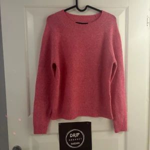 Rosa tröja från Vero Moda - Säljer en snygg rosa dam tröja från Vero Moda. Köpt för 299 kr. Tröjan har en rund halsringning och långa ärmar, perfekt för kyligare dagar. Den är tillverkad i ett mjukt material som ger en skön känsla. Passar bra till både jeans och kjol.