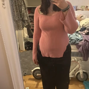 Rosa ribbad tröja - Säljer en söt rosa ribbad tröja med långärmad design. Tröjan har en fin passform och är perfekt för både vardag och speciella tillfällen. Den har en mjuk och bekväm känsla.liten vit fläck