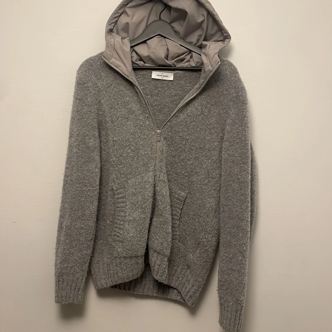 Grå stickad jacka med huva från Gran Sasso