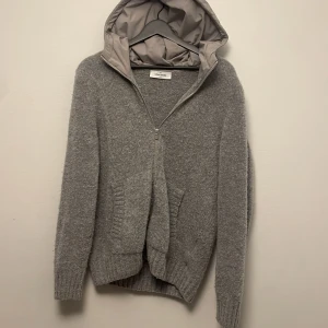 Grå stickad jacka med huva från Gran Sasso - Hej! Jag säljer nu denna riktigt feta cardigan från gran sasso i storlek 48(vilket motsvarar. S) nypris på denna ligger på runt 4000 kr. Köpte den i Italien cervinia. Inga defekter. Hör av er om ni har några frågor!😊