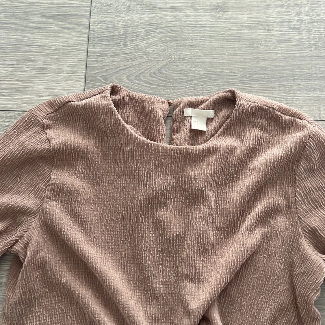 Beige topp med knytdetalj - 1