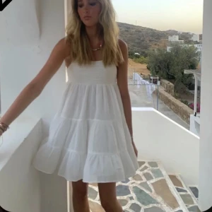 Vit gullig kort kläning - Säljer en söt vit axelbandslös klänning, men köpte den därav i slutet av sommaren så den kom inte till användning, prislappen på och jätte bre skick köpt för 400 storlek S💗