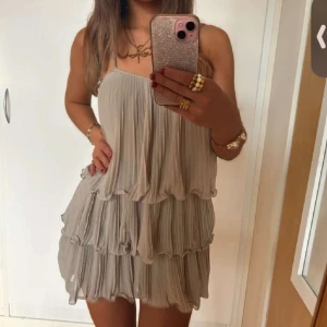 Trendig grå volangklänning - Jättesöt grå klänning från HM som trender mycket! Väldigt skön att ha på sig och perfekt att ha på en middag ute!🩷