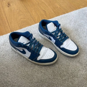 Nike Air Jordan 1 Low skor - blå/vit - storlek 43 - Snygga Air Jordan 1 Low i blå och vit färg. Perfekt för vardagsbruk eller för att komplettera din sneaker-kollektion. Klassik design som aldrig går ur tiden👍