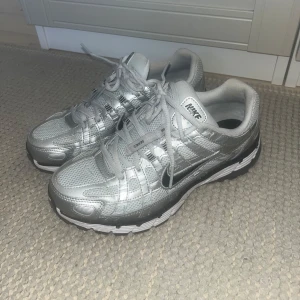 Nike sneakers p-6000 - Snygga silverfärgadee sneakers från Nike i modellen p-6000. Köpta på Zalando för en månad sen. Använda fåtal gånger och är i nyskick. Nypris 1245kr