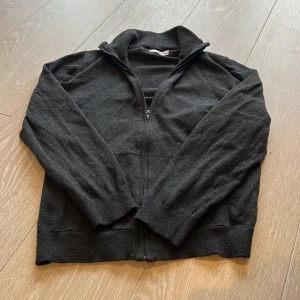 Svart kofta med dragkedja från MNG - Säljer en stilren kofta från MNG med dragkedja framtill. Koftan har långa ärmar och en hög krage, perfekt för kyligare dagar. Den är tillverkad i ett mjukt material som ger en bekväm passform. Den är i skick 9/10 har inga defekter på dig, använd ett par fåtal gånger!😊tveka inte av att höra av er🔥