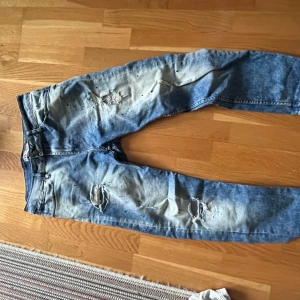 Blå skinny jeans från Zara - Blåa skinny jeans från Zara. W 32 L 32