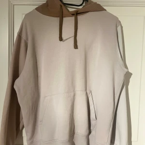 Nike hoodie - En Nike hoodie i olika nyanser av rosa samt brun. Nypris ca 600