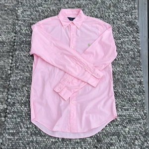 Ralph Lauren skjorta - Säljer en stilren rosa Ralph Lauren skjorta med grön logga. Perfekt för varma tillfällen! Storlek S. Om du är ute efter liknande plagg så kan du kolla in vår profil. följare får 100kr rabatt! /Scandi Reventio