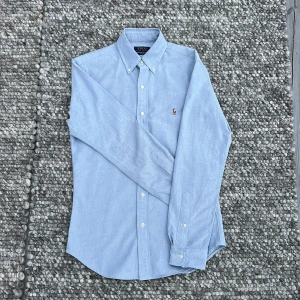 Ralph Lauren skjorta - Säljer en riktigt fräsch Ralph lauren skjorta i blå. Riktigt sparsamt använd! Slim fit storlek S. Nypris ~1700kr     KOM MED PRISFÖRSLAG!!