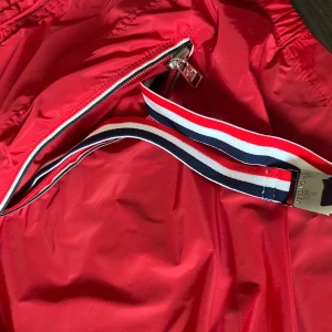  vindjacka från Moncler - Snygg röd vindjacka från moncler  Perfekt för blåsiga dagar! 