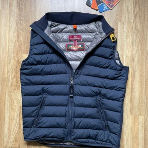 Svart dunväst från Parajumpers - Säljer en svart dunväst från Parajumpers, stilren och perfekt nu inför vår & sommaren. Västen är i princip helt ny och är bara använd i ca 2 veckor. Den är äkta. Säljer den pågrund utav storlek.⭐️