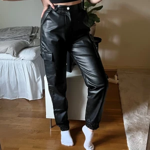 Cargobyxor i fakeskinn - Cargobyxor i fakeskinn i storlek 34. Märket är Missguided och de är köpte från Nelly. Använda några få gånger, fint skick!