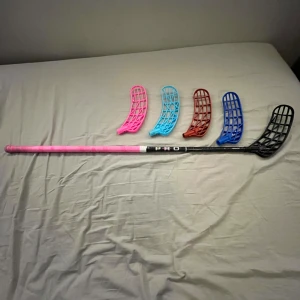 Unihoc klubba och blad - Klubban 700 kr                                                                           Bladen 150 kr styck                                                                 Mörkblåa, röda och ljusblåa bladen är PE plast och det rosa är PP plast